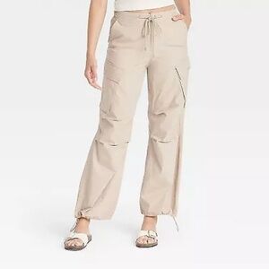 NWT Women's Mid-Rise Straight Leg Cargo Pants - Universal Thread, Size Large